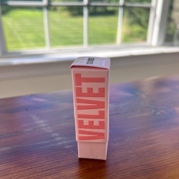 SO JADED New in Box Jeffree Star Velvet Trap Lipstick Muted Deep Moss Green - Picture 6 of 7